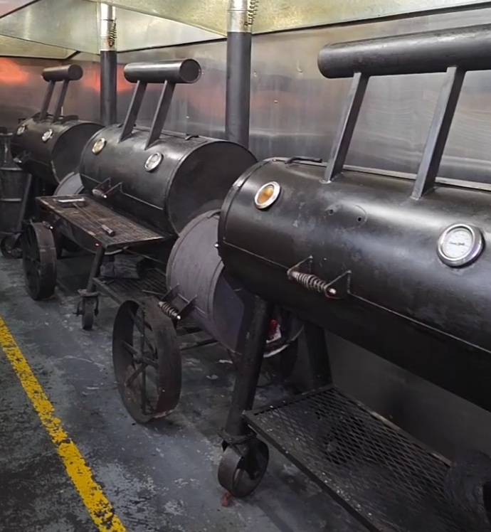 Interior de los smokers con carne ahumándose a baja temperatura