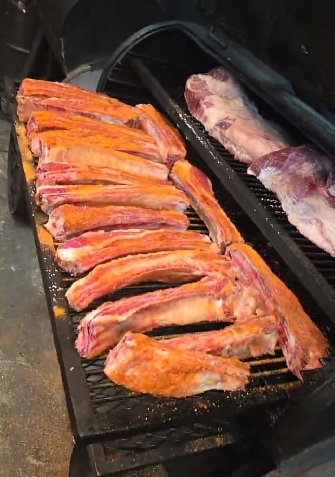 Dino Ribs: Costillar de res ahumado por 12 horas