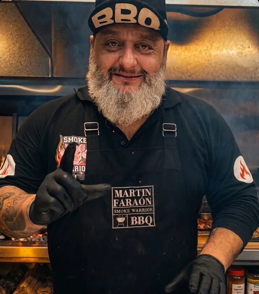 Martín Faraón, experto ahumador de BBQ en Ramos Mejía